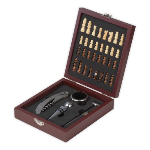 Juego de vino de madera con tablero de ajedrez y accesorios.