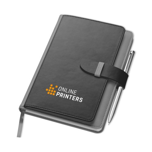 Cuaderno gris de tapa dura con cinta de cierre.