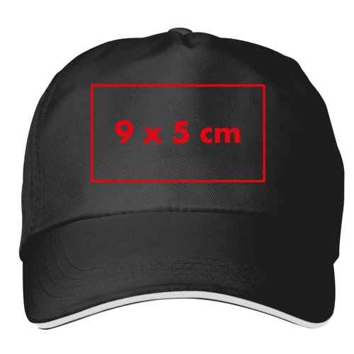 Gorra negra de tela con visera precurvada y cierre ajustable.