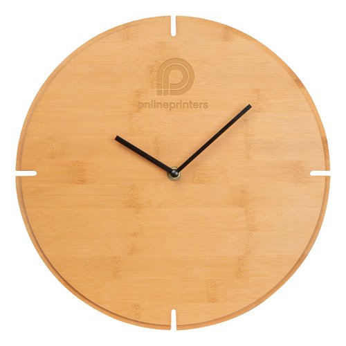 Reloj de pared beige de madera con manecillas de hora y minutos.