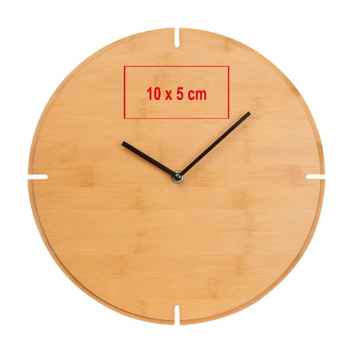 Reloj de pared de madera clara con manecillas negras.