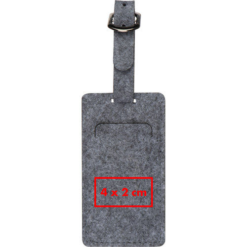 Etiqueta de equipaje de fieltro gris con hebilla de metal y ranura.