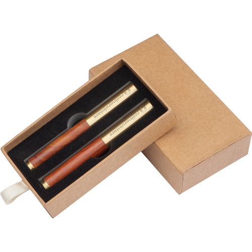 Juego de escritura de madera marrn con dos bolgrafos y caja a juego.