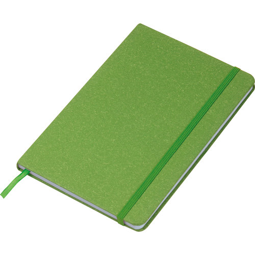 Cuaderno verde con cierre elstico y marcapginas.