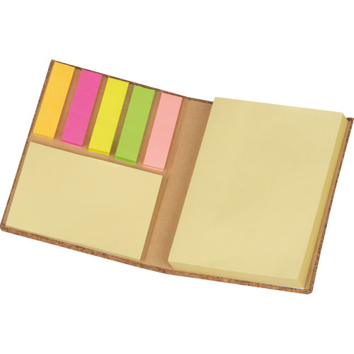 Cuaderno beige de corcho con notas adhesivas y marcadores.