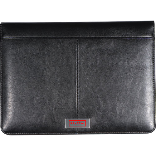 Carpeta de escritura de cuero negra con bolsillos interiores.