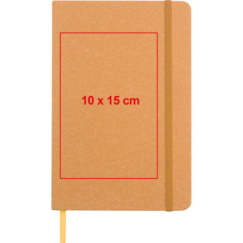 Cuaderno de papel marrn con goma elstica y marcapginas.