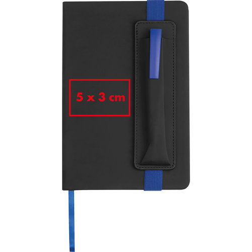 Cuaderno negro con soporte para bolgrafo, cierre elstico y marcapginas.