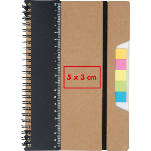 Cuaderno marrn con encuadernacin en espiral, goma elstica y notas adhesivas.