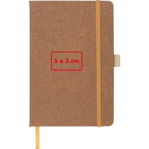 Cuaderno marrn con cierre de goma elstica y marcapginas.