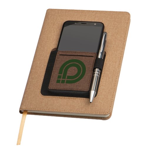 Cuaderno beige con soporte para bolgrafo y bolsillo.