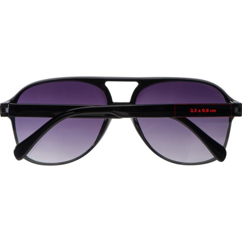 Gafas de sol negras estilo aviador con lentes tintadas.