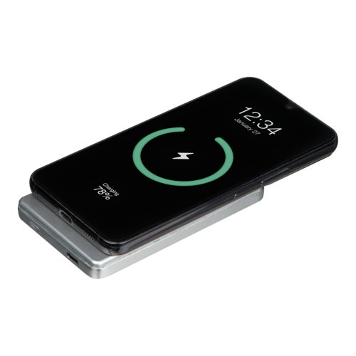 Batera externa gris con capacidad de 5.000 mAh.