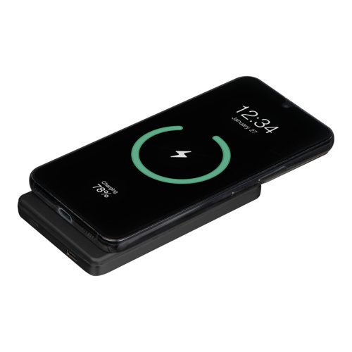 Batera externa negra con capacidad de carga de 5.000 mAh.