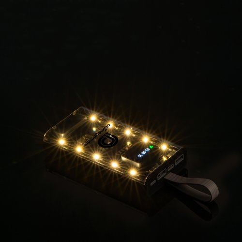 Batera externa transparente con puertos USB y luces LED.