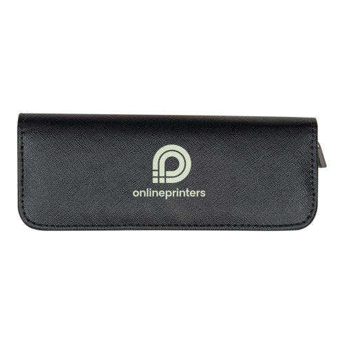 Estuche negro de polipiel con cremallera.