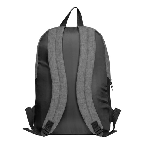 Mochila gris con correas ajustables y cremallera.