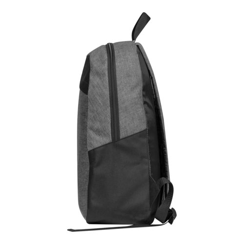 Mochila de tela gris con cremallera y correas ajustables.