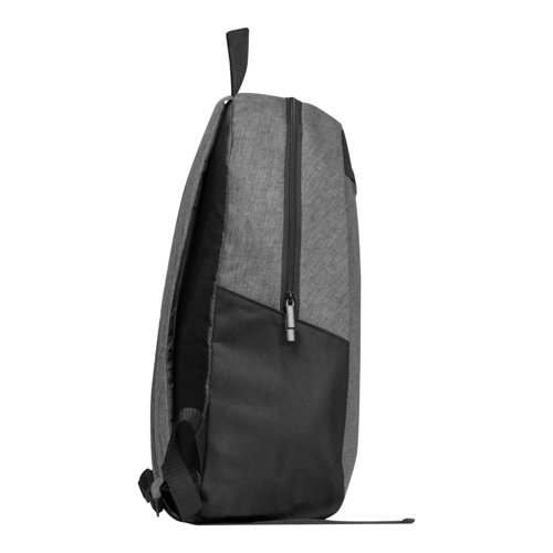 Mochila gris con cremallera y correas ajustables.