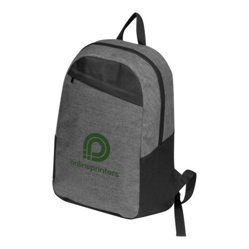 Mochila de tela gris con compartimento con cremallera y correas ajustables.