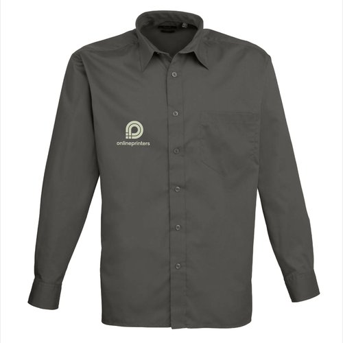Camisa gris de popelina para hombre con tapeta de botones y bolsillo en el pecho.