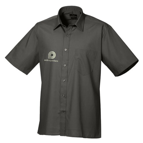 Camisa de manga corta de popelina gris para hombre con tapeta de botones y bolsillo en el pecho.
