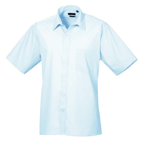 Camisa de popelina celeste con mangas cortas y tapeta de botones.