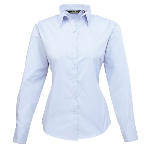 Blusa de popelina azul claro para mujer con botonadura y cuello.