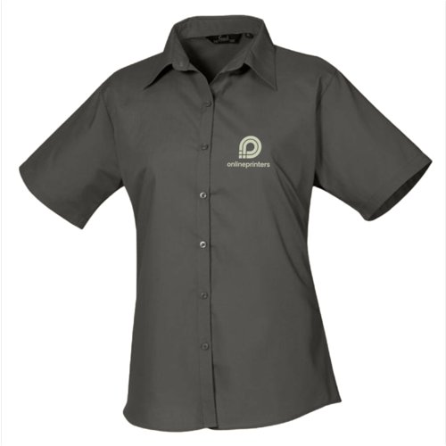 Blusa gris de popelina con mangas cortas y tapeta de botones.