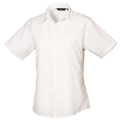 Blusa blanca de popelina con mangas cortas y tapeta de botones.