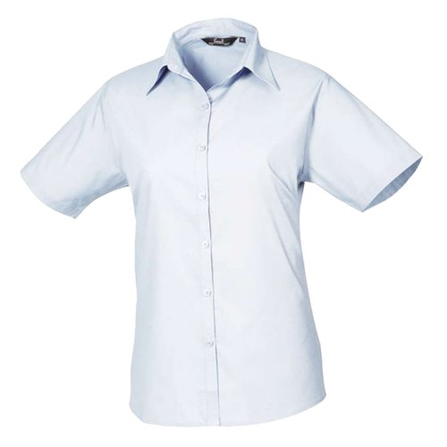 Blusa de popelina azul claro con mangas cortas.