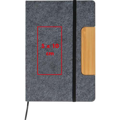 Cuaderno de fieltro gris con goma elstica y aplicacin de bamb.
