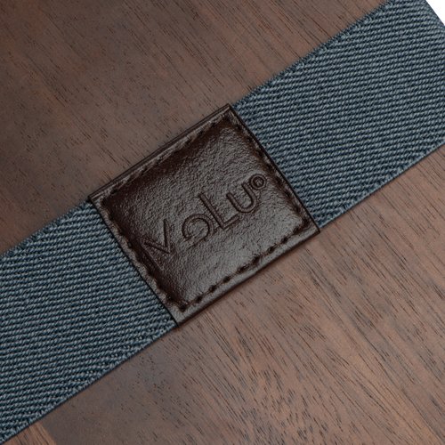 Fiambrera de madera gris plateada con banda de tela y cierre.