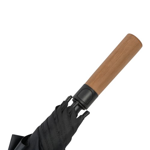 Paraguas negro con mango de madera y mecanismo de apertura manual.