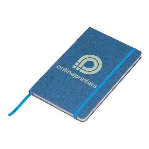 Cuaderno azul con tapa dura, goma elstica y marcapginas.