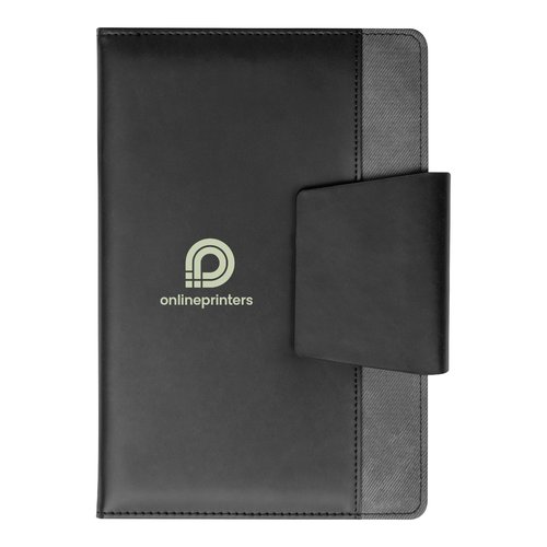 Cuaderno negro con solapa de cierre.