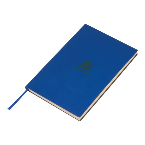 Cuaderno azul de tapa dura con cinta marcapginas.