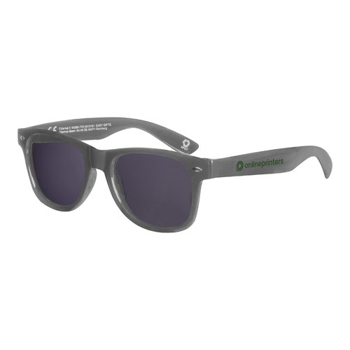Gafas de sol RPET gris plateado con lentes oscuras.