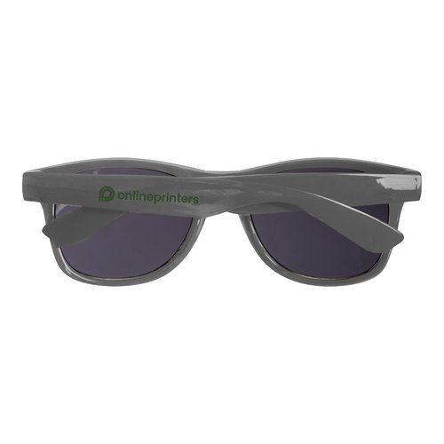 Gafas de sol RPET gris plata con lentes oscuras.