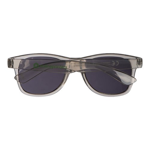 Gafas de sol transparentes de RPET con lentes oscuras.
