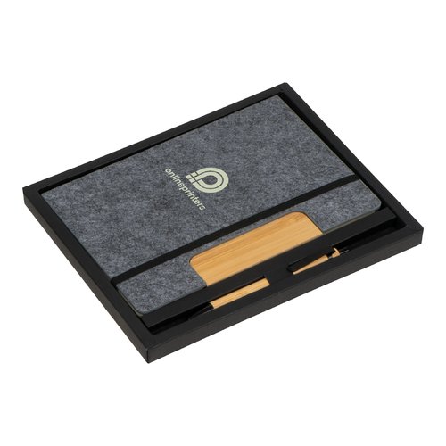 Set de cuaderno de fieltro gris plateado con bolgrafos y detalles de madera.
