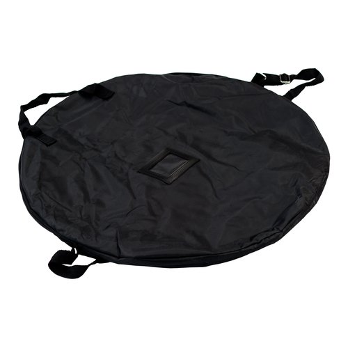 Beachbanner negro de tela con marco flexible y asas de transporte.