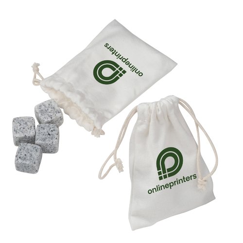 Cubitos de hielo de piedra gris con una bolsa de tela con cordn.