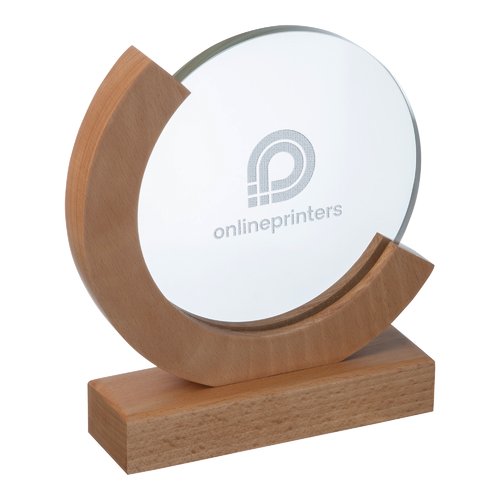 Trofeo de madera con elemento de cristal redondo.