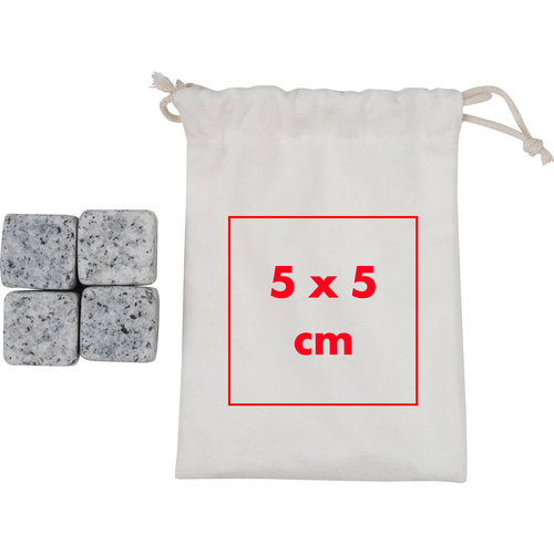 Cubitos de hielo de piedra grises con bolsa.