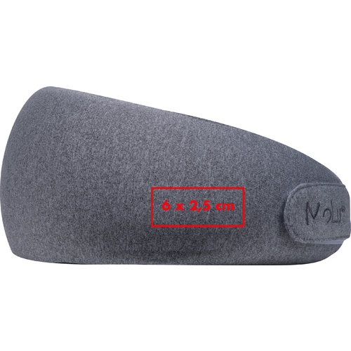 Almohada cervical de tela gris con cierre ajustable.