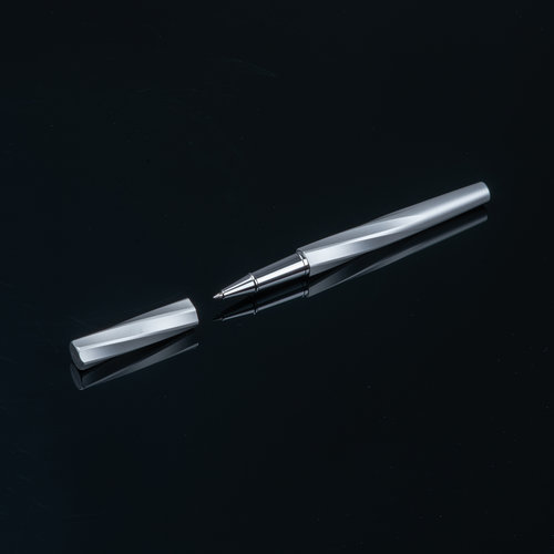Rollerball de color latn con tapa.