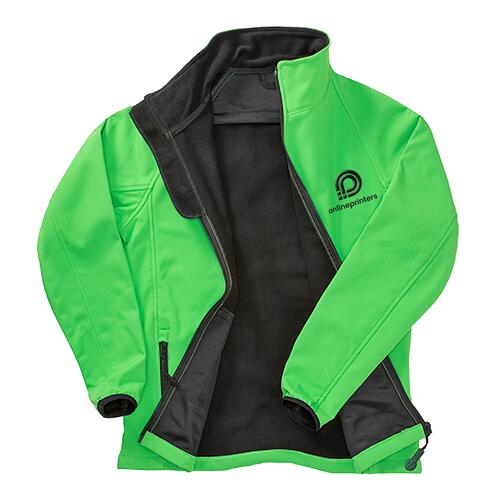 Chaqueta softshell verde para mujer con cremallera completa.