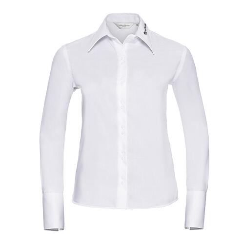 Blusa blanca de tela para mujer con mangas largas.