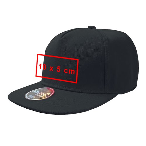 Gorra negra de tela con visera plana y cierre ajustable.